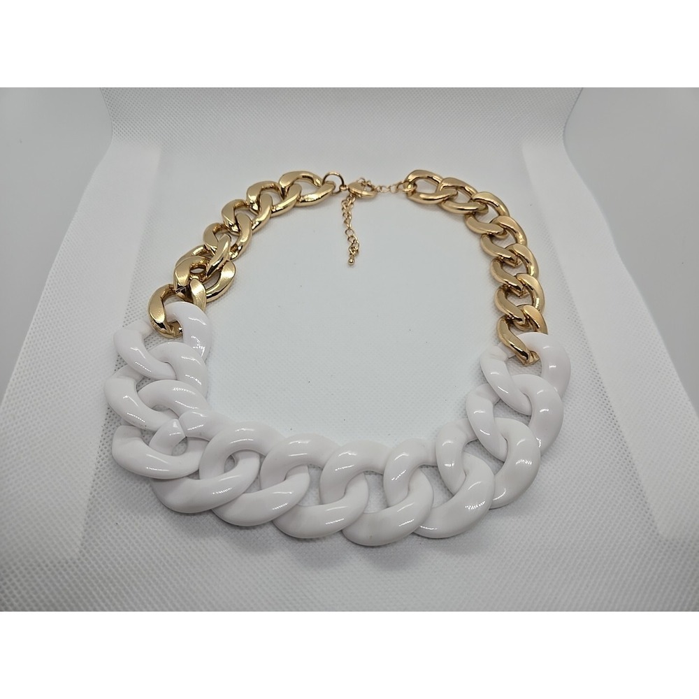 Chuncky Gold-Plated White Resin Link Necklace - Picture 7 of 8